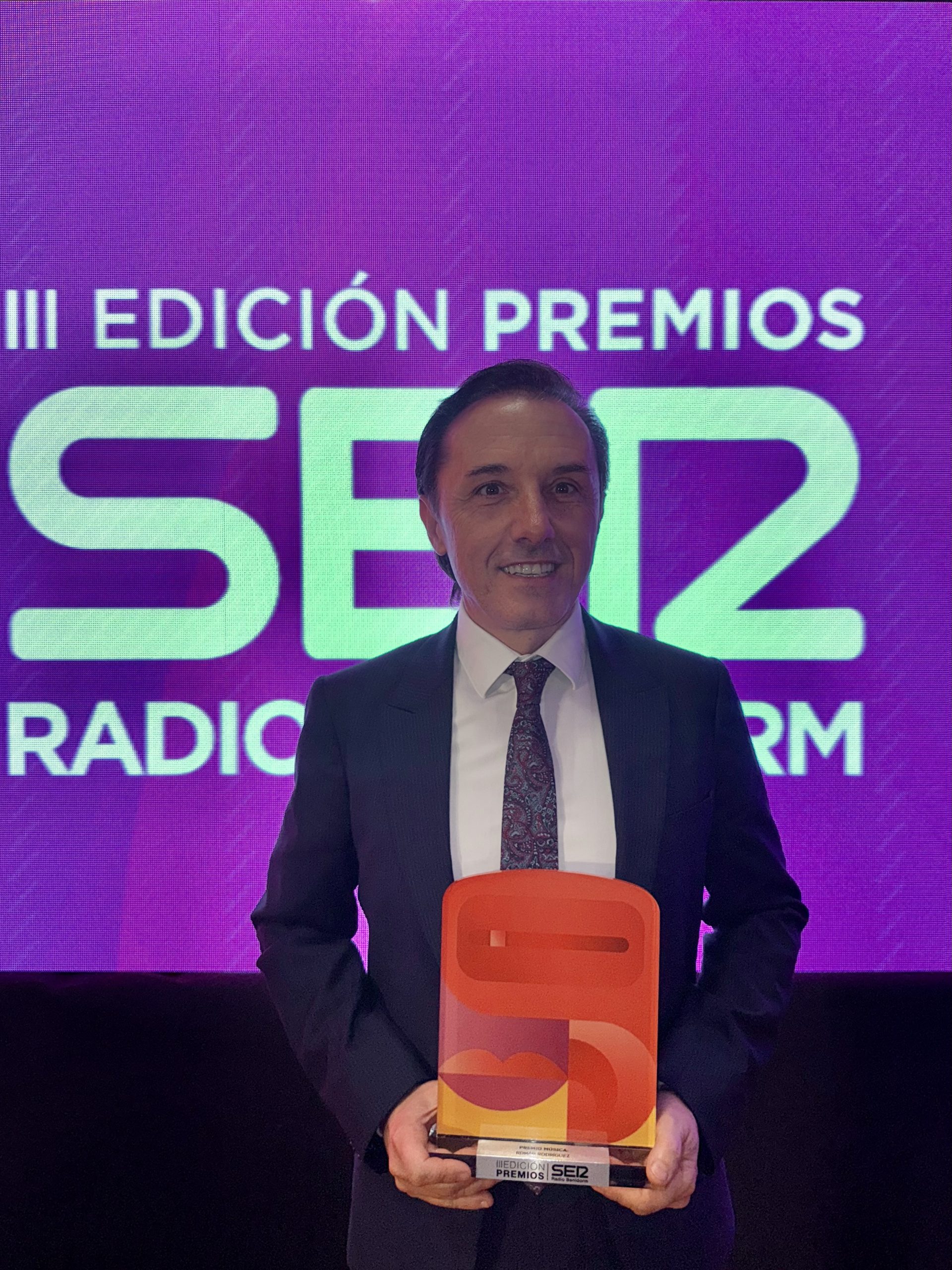 Román Rodríguez recibe el Premio La SER Radio Benidorm  en la categoría de Música